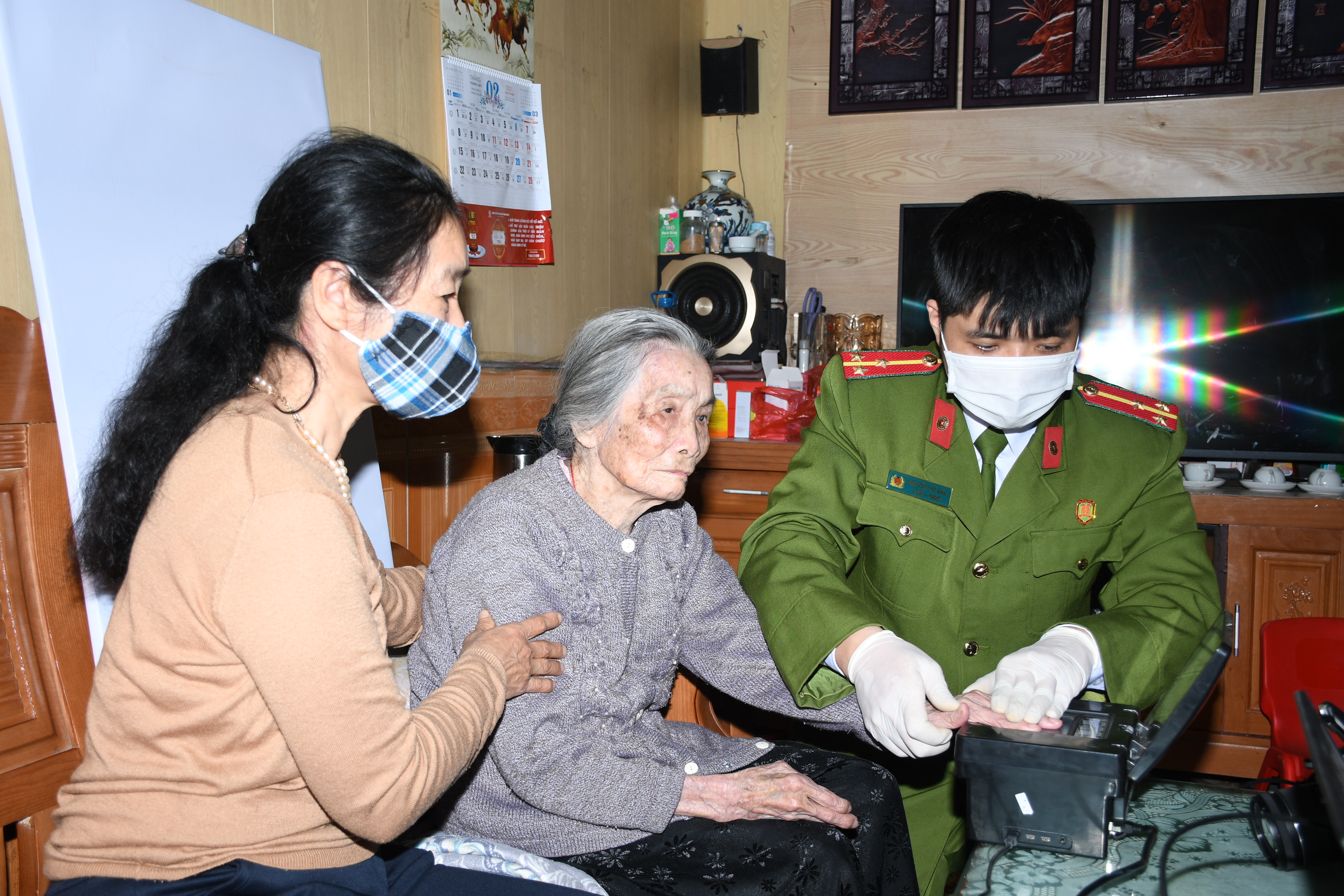 Công an quận Hồng Bàng tiếp nhận 1.978 hồ sơ cấp Căn cước công dân gắn chíp điện tử